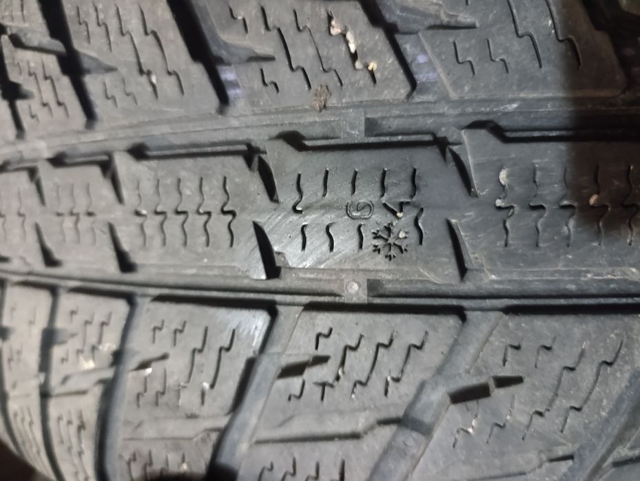 Зимни гуми 235/65/17 Nokian 4бр DOT 4020