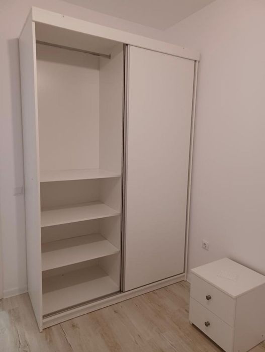 Vând dulap însoțit de noptiere