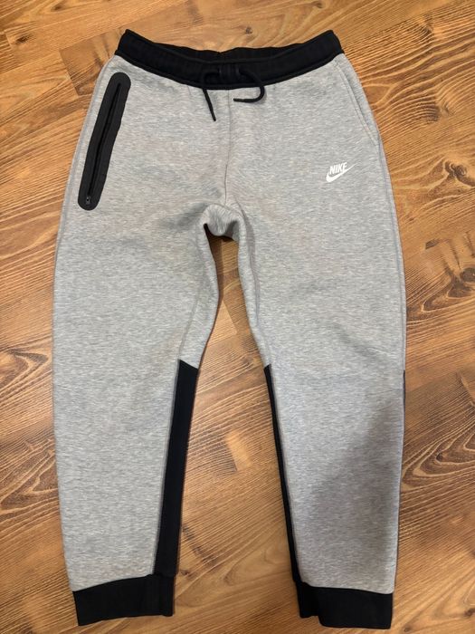 vand pantaloni gri tech impecabili