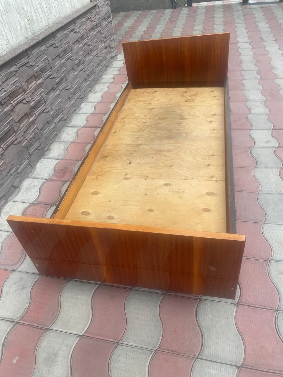 Продам кровать без матраса