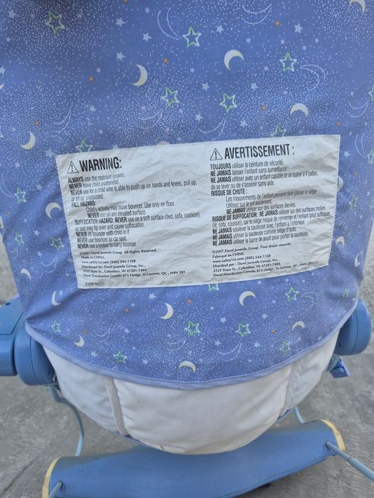 Balansoar pentru bebeluși cu jucării suspendate și vibrații