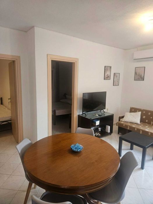 Триетажна къща в Кариани