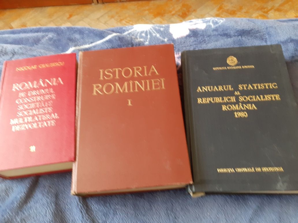 Cărți și reviste din perioada comunistă.