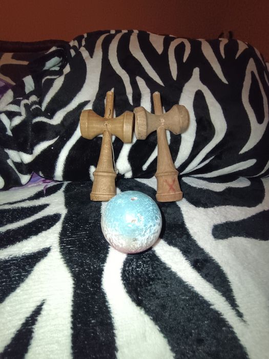 Vând kendama are starea foarte bună