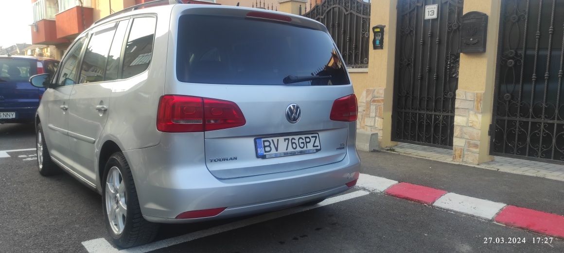 Vând Volkswagen Touran