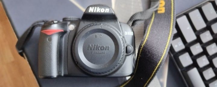 Продам фотоаппарат Nikon d3000 в идеальном состоянии.