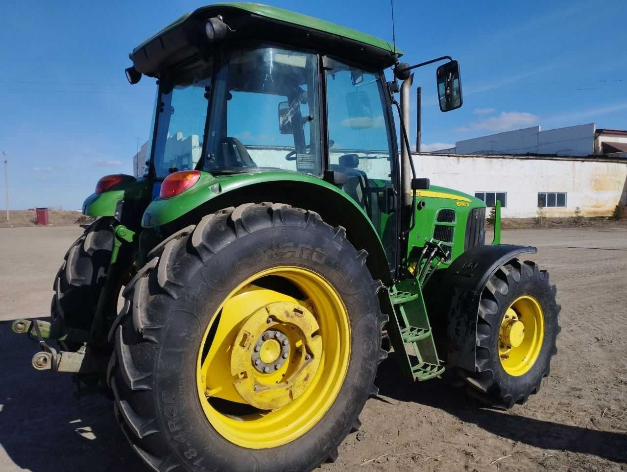 Трактор John Deere 6130D