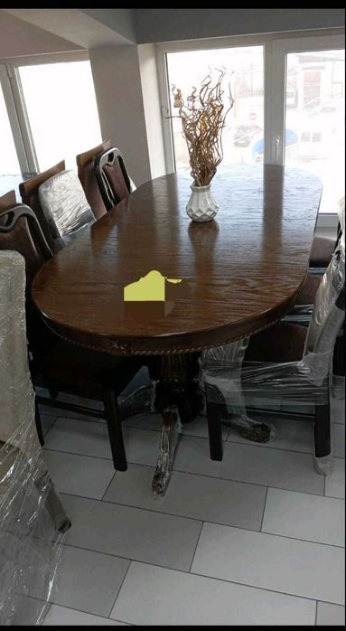 Masă si Scauni frumose..