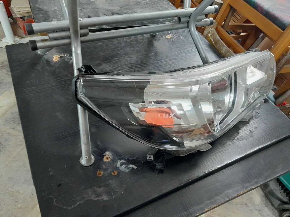 Десен фар за Toyota Hilux
