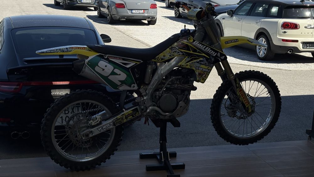 Suzuki rmz-250.