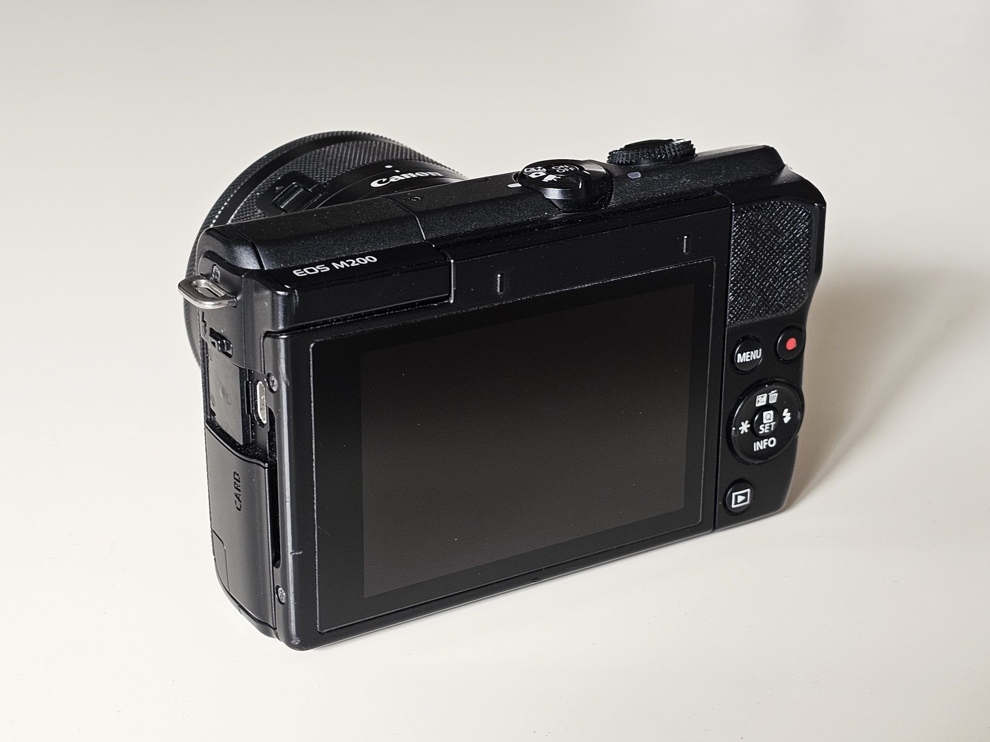 Canon M200 + 15-45 +22mm f2
