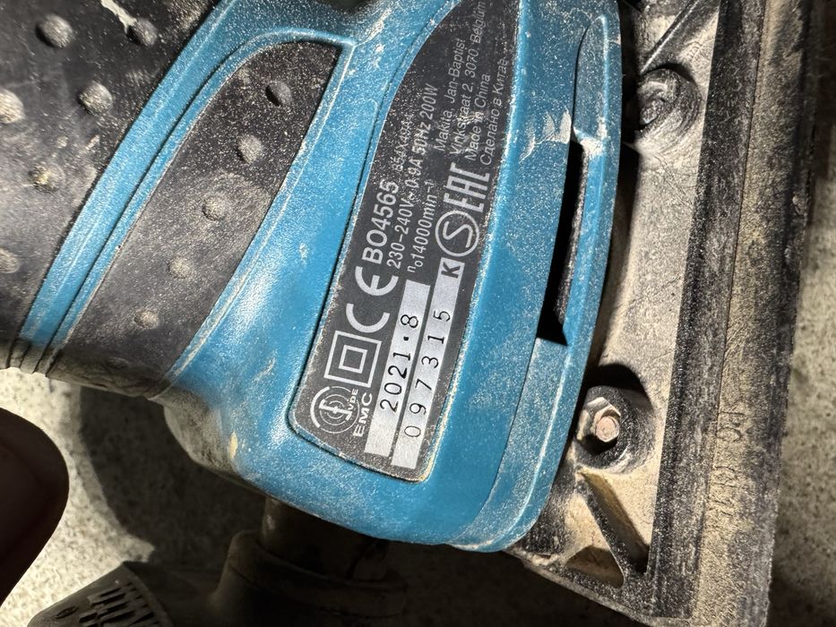 Makita aparat de slefuit cu vibratii