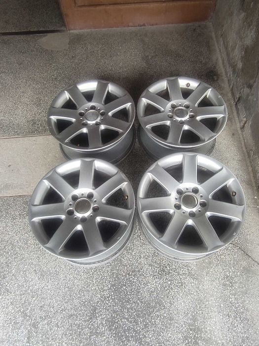 Продавам 4бр джанти 17" 5х120. Цената не подлежи на коментар.