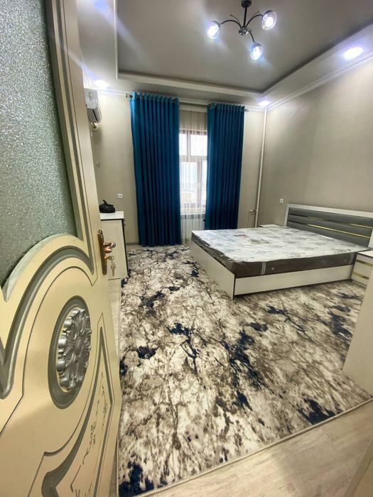 Buyuk ipak yo'li metrosi oldida