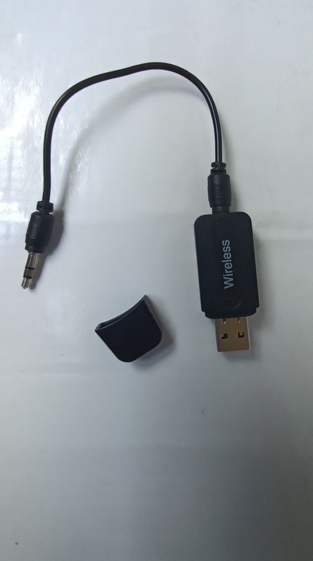 Receptor USB car kit auto audio Bluetooth cu capac și cablu audio .