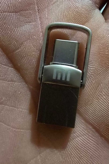 Флашка Xiaomi 2тб памет ( 2048гб)