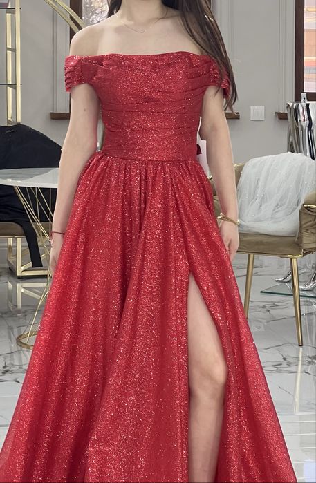 Роскошное вечернее платье в пол цвета красного вина