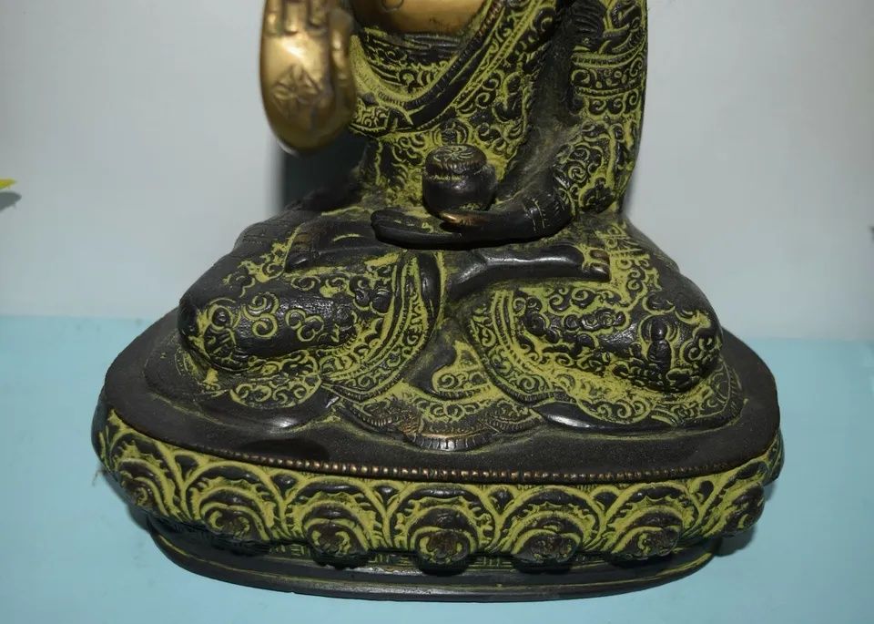 Superba sculptura din bronz masiv Budhha o piesa cu o lucrătură de o f