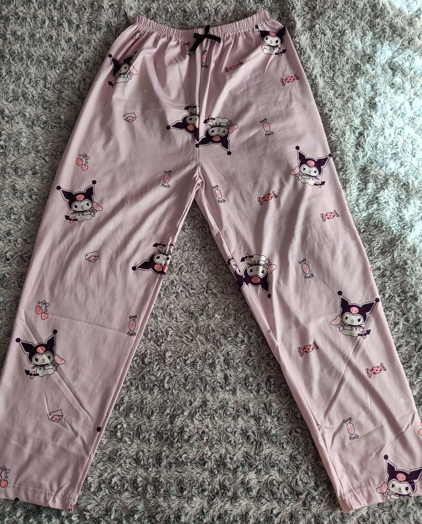 Pantaloni de pijama mov cu personajul Sanrio Kuromi