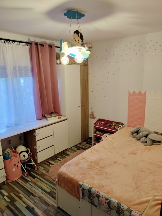 Vând apartament 4 camere cu etaj
