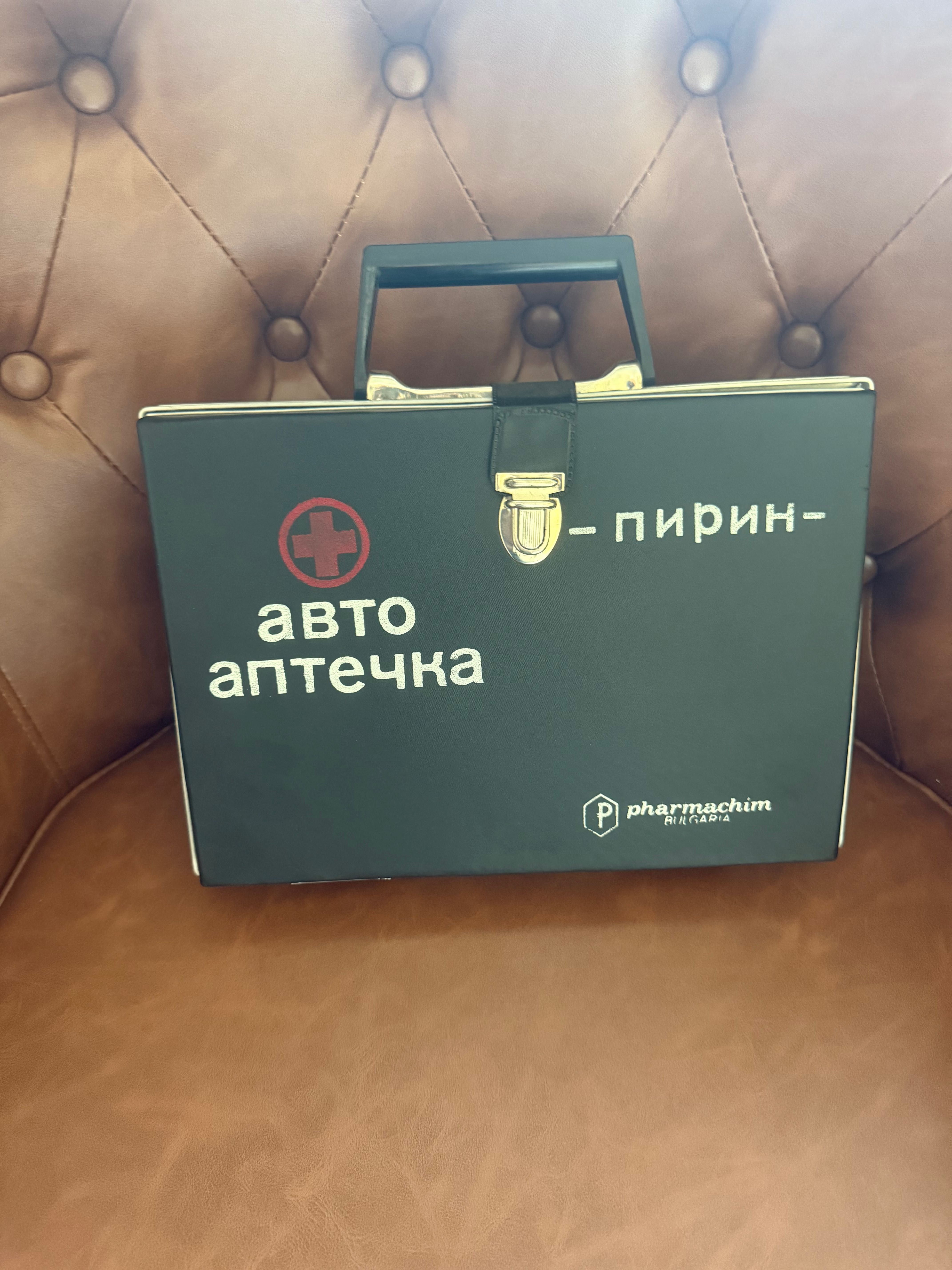 Ретро аптечка нова