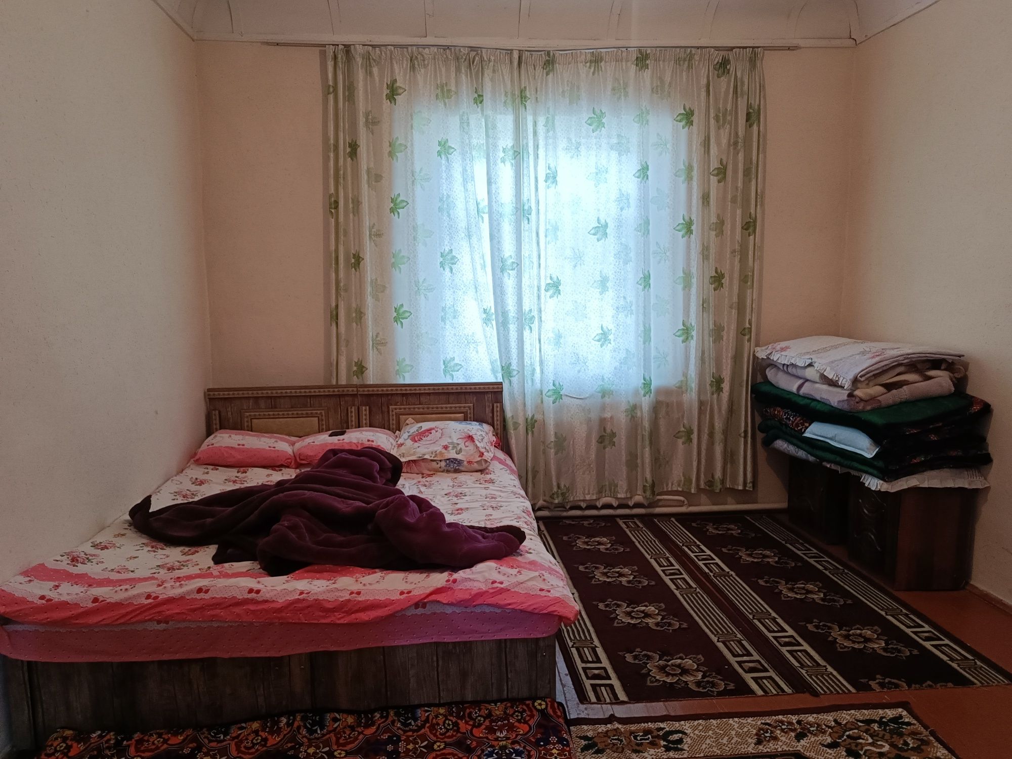 Sirdaryo shahar Dunyo toyhonasini oldida 14 soth uy sotiladi