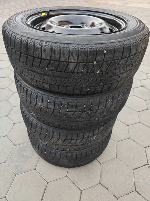 Зимние шины Bridgestone 185/60 R15 с железными дисками