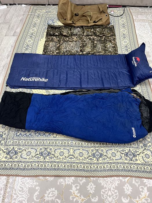 Вешевой мещок с спальным мешком и надувной коври