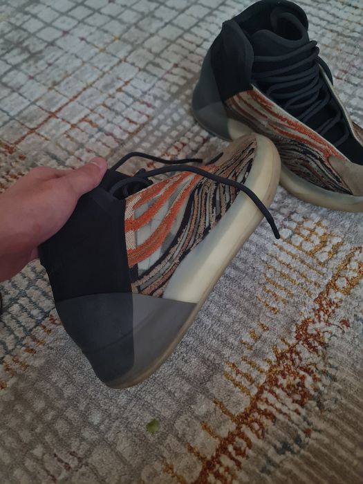Adidasi Yeezy QNTM