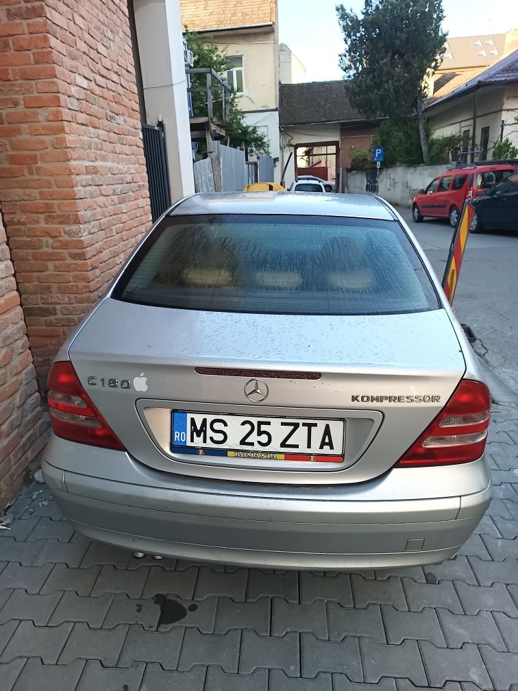 Vând Mercedes c180