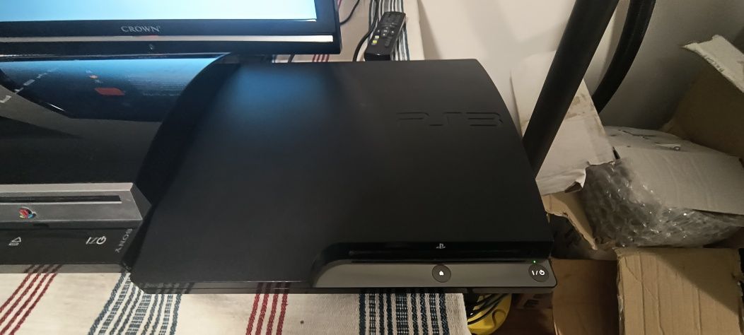 Продавам 3 playstation 3 плюс 1DVD и три кабела