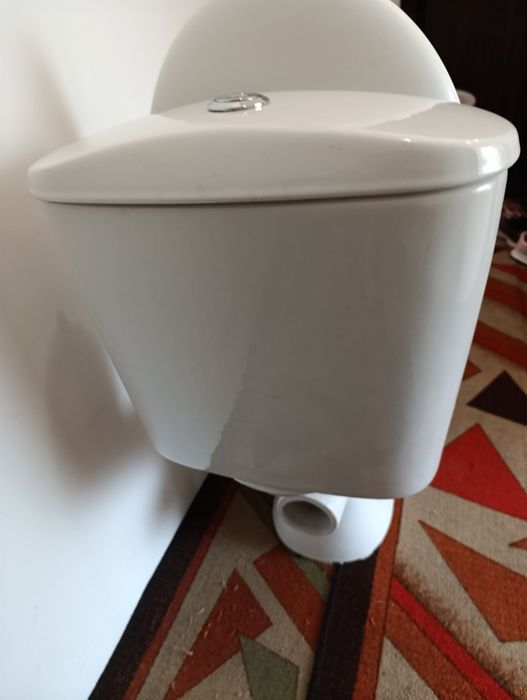Продавам тоалетна моноблок