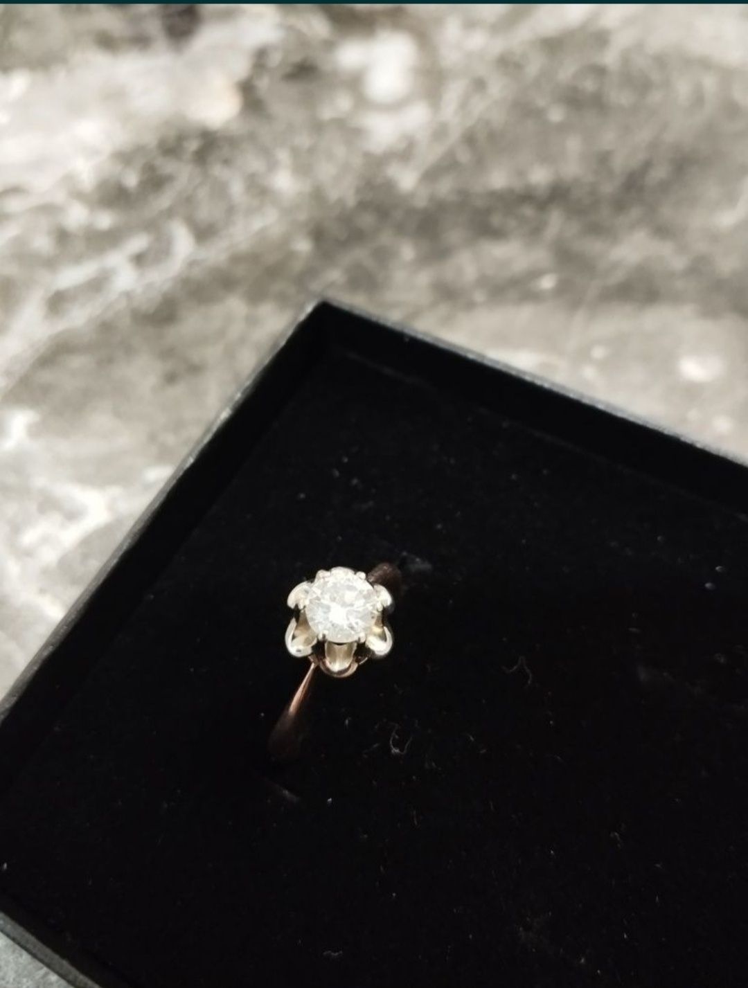 Золотое кольцо с крупным якутским бриллиантом
