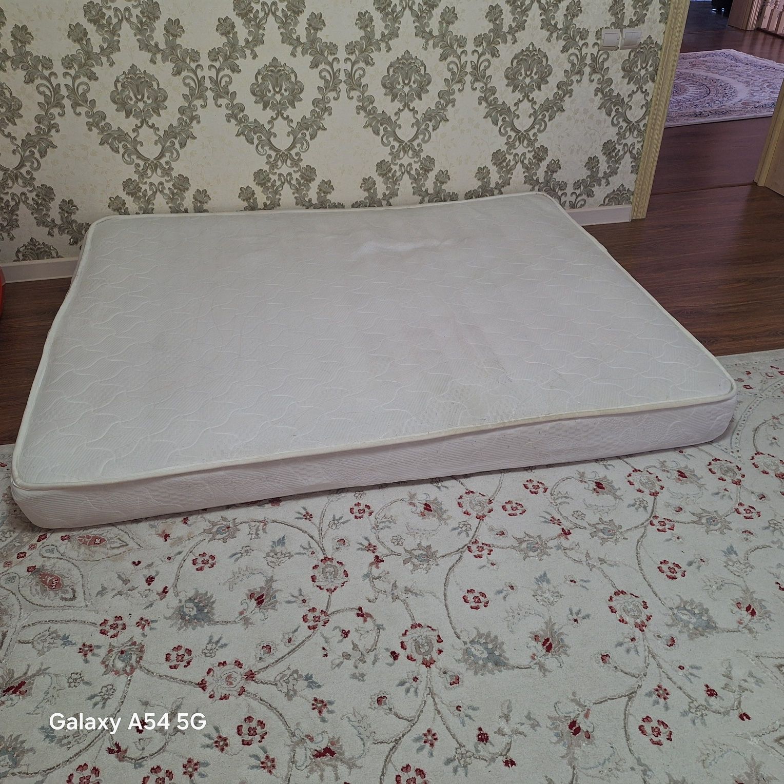 Продам Матрац 200см х 160см