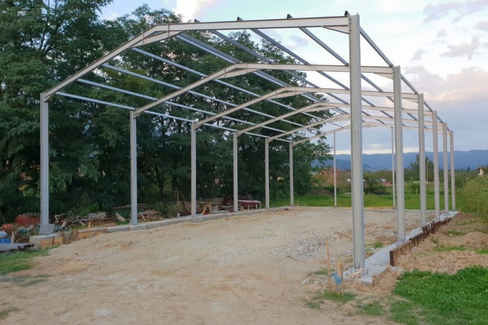 Vand hale metalice avem pe stoc orice dimensiune dorită de client, asi