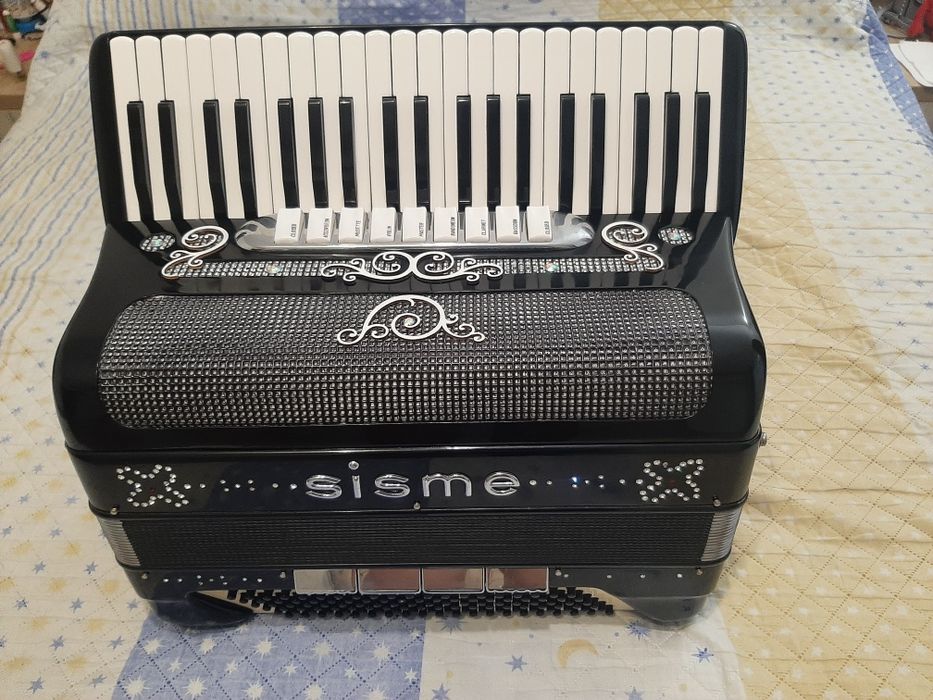 Vând acordeon SISME  120 basi