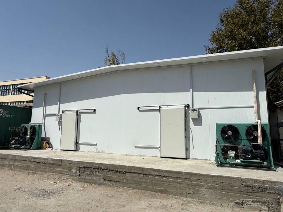 Жомий . Холодилник промышленный 60 кв.м высота 4 м . Новый .