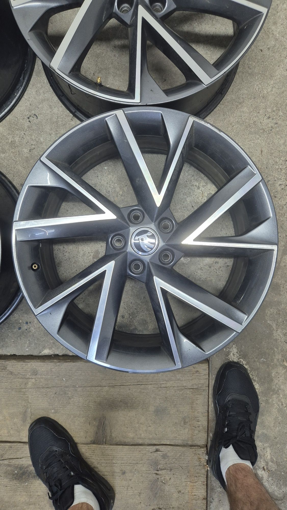 Jante  R19 5x112 8J ET44, model Vega, originale Skoda Superb 3.