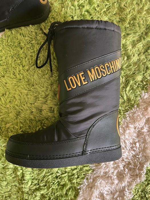 Vând cizme noi Moschino