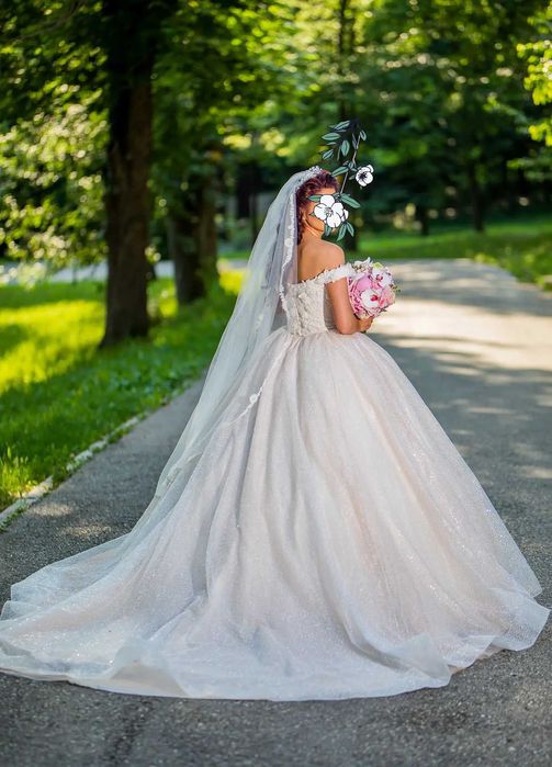Vând rochie de mireasă, tip prințesă, cu trenă