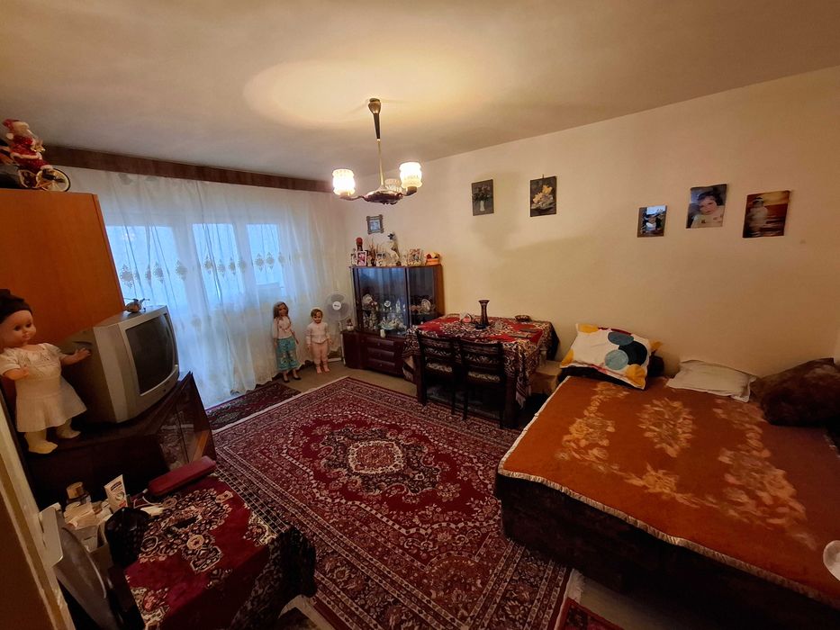 Vand apartament cu 4 camere in racadau