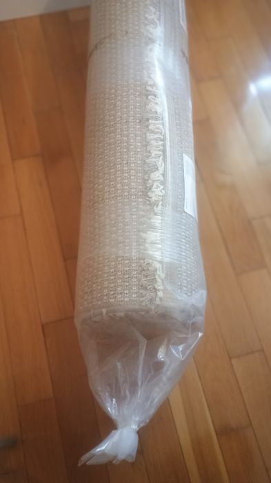 Covor pufos tip traversă.