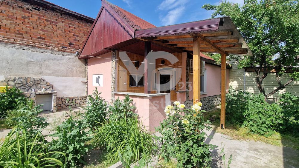 Едноетажна къща с двор и гараж!