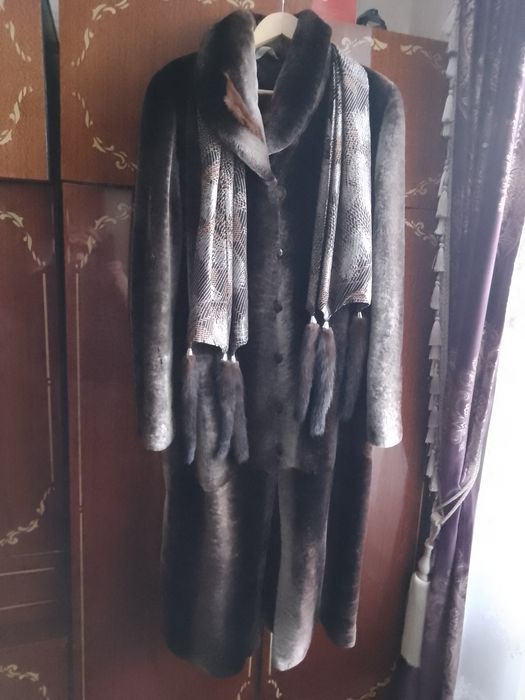 Продам женскую мутоновую шубу