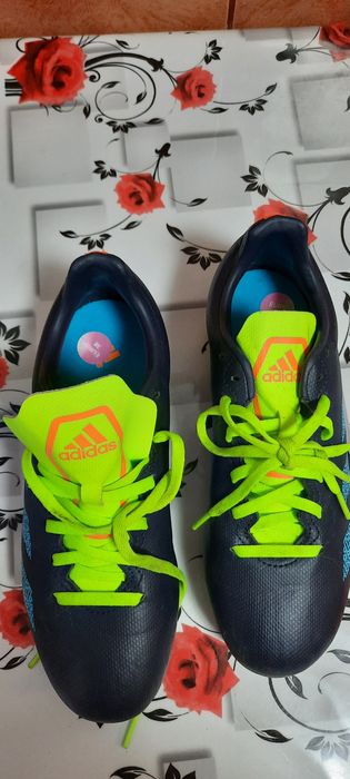 Adidași originali made in Taiwan  cu crampoane de metal pe filet  deta