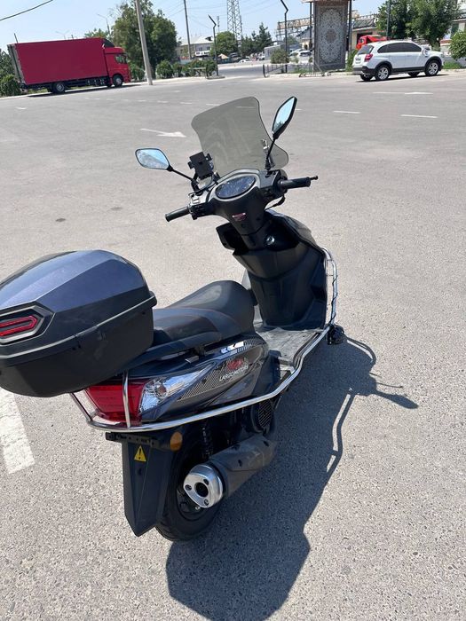 Yangi Benzinli Skuter sotiladi   narxini kelishamiz.