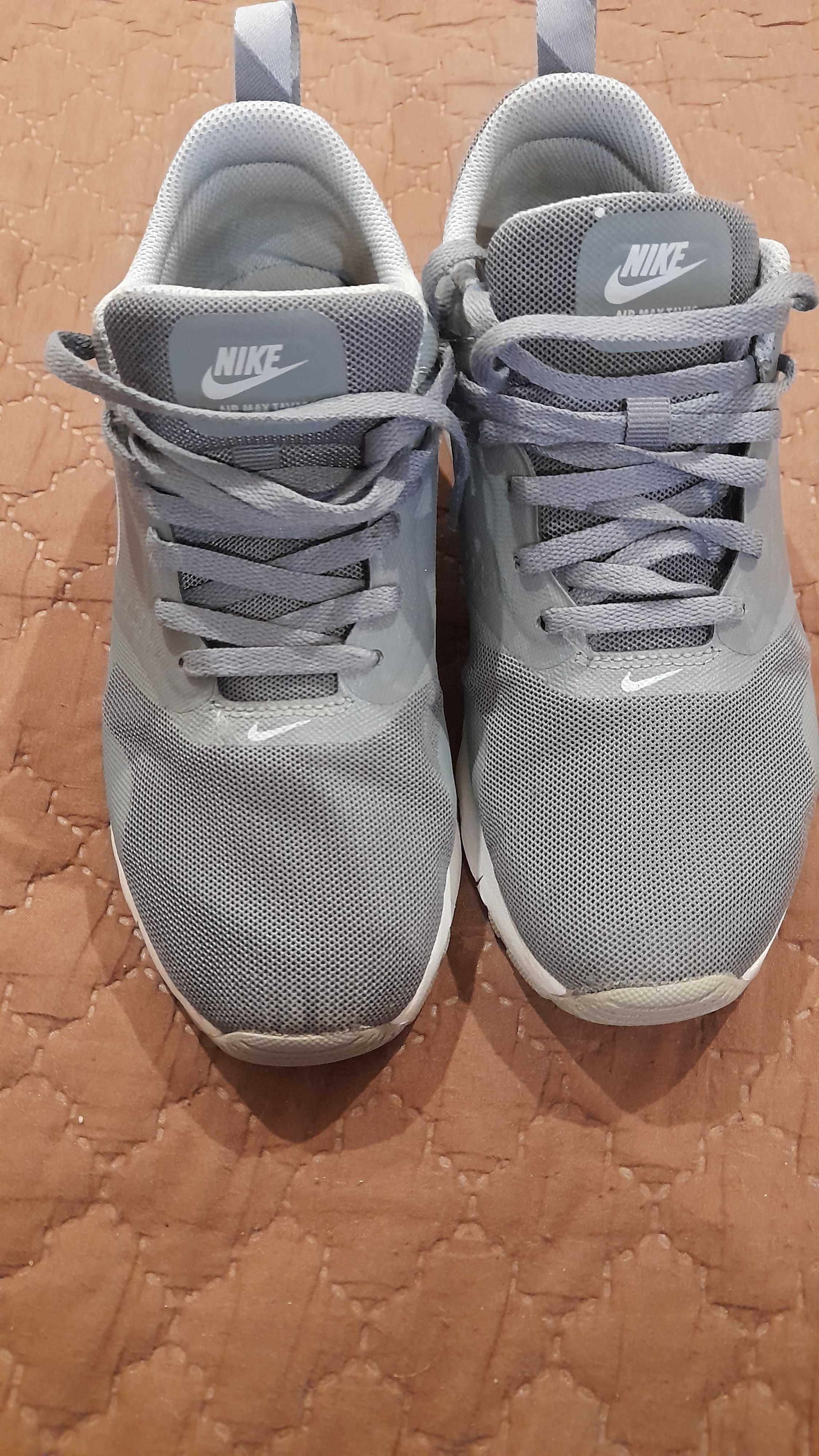 Продавам маратонки NIKE