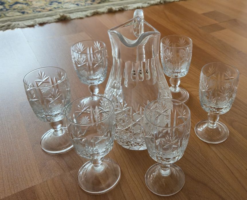 De vanzare borcan vin +6 pahare toate din cristal