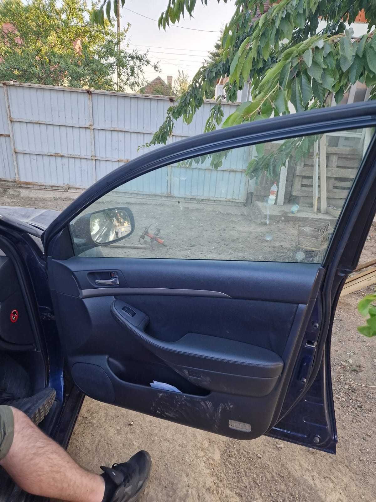 Vand toyota avensis AVARIAT