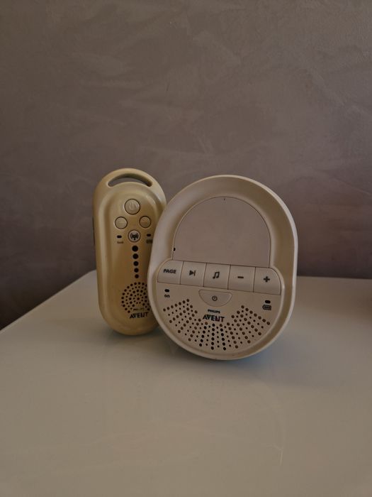 Радионяня Avent , работает от сети и от батареек
